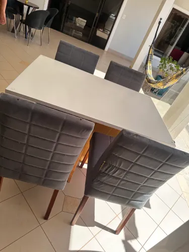 Mesa com 4 cadeiras