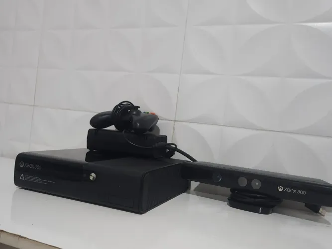Xbox 360 Super Slim + Kinect + 2 Jogos Físicos + Controle