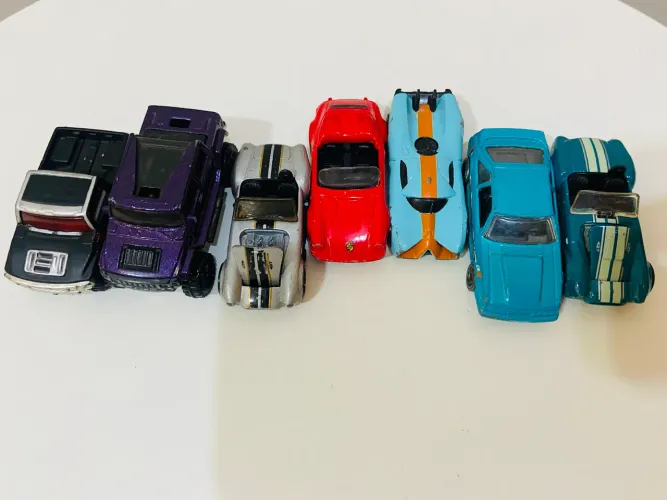 Lote de 7 carrinhos hot wheels e maisto escala 1:64