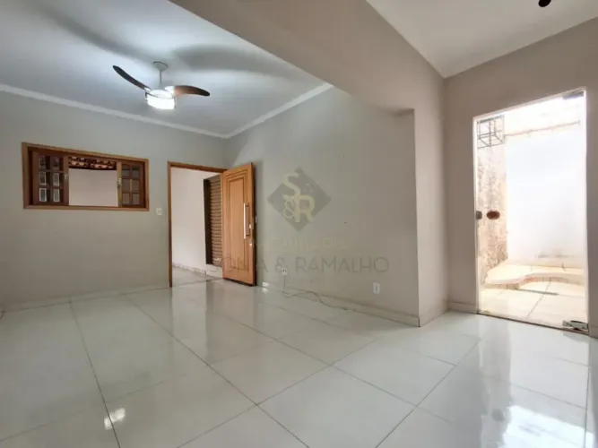 Casa padrão/Salão comercial à venda e para alugar de 194,51 m² com 3 quartos, sendo 1 suít