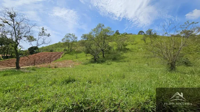 Terreno com Platô, Vista para o Verde e Clima de Campo - 2.195m² a 8 km do Centro de Migue