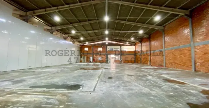 Galpão Logístico 800m² em Camboriú - Frente BR-101 | Com Doca e Escritório