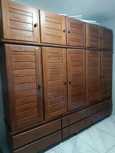 Guarda roupa em madeira maciça