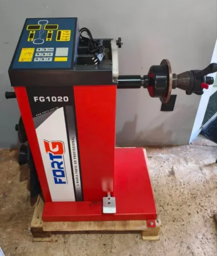 Máquina de balanceamento de roda automotiva