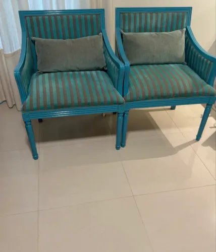 Par de poltronas clássicas em madeira e estofado