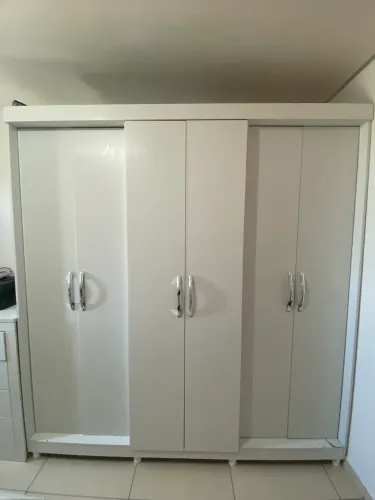PRA VENDER RAPIDO Guarda-roupa branco 6 portas