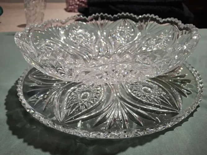 Bowl circular de cristal com o prato