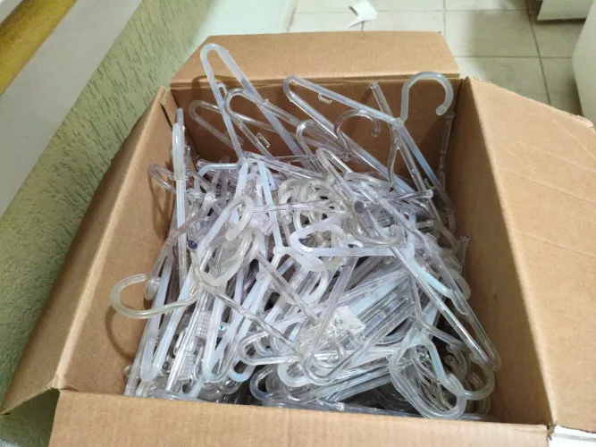 Cabides acrílico ( R$1,00 a unidade).