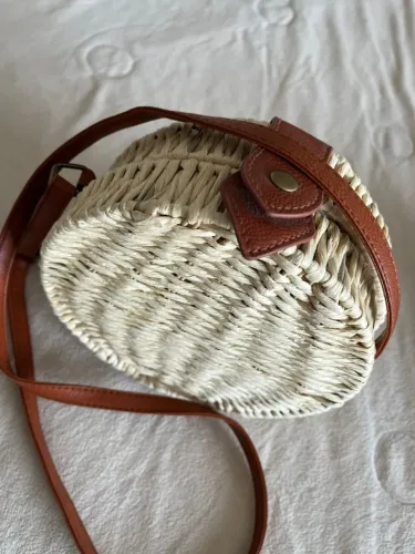 Bolsa em palha redonda, detalhes couro ecológico, alça longa, perfeito estado.
