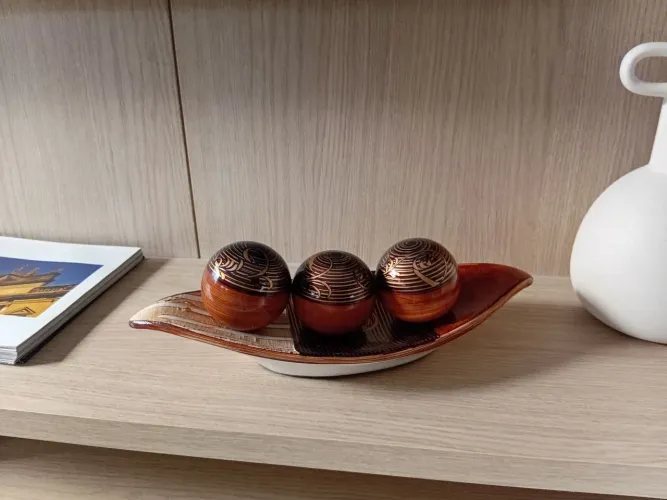 Centro de mesa: barca com 3 bolas