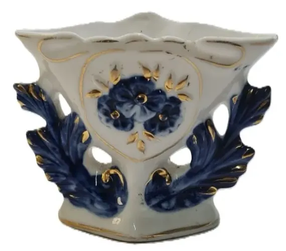 Vaso floreiro em porcelana brasileira estilo Barroco, ornamentação central com buque flora