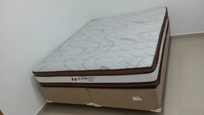 Vende-se 1 cama de casal Queen