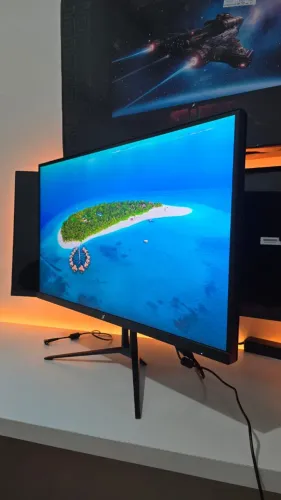 SuperFrame Precision, 27 Pol, Flat, Quad HD, Fast IPS, 1ms, 180Hz, 128% sRGB, FreeSync