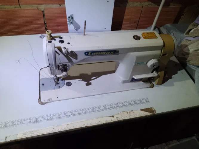 Máquina de costura reta