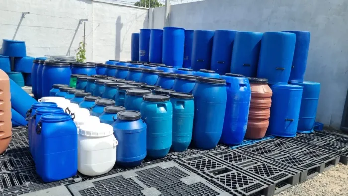 Tambores variados, tamanho a partir de 50 litros, bombonas resistentes 