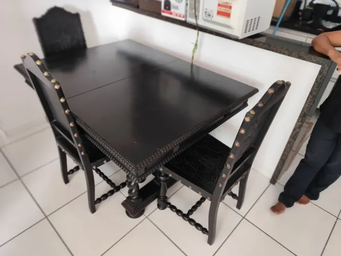 Conjunto de mesa e cadeira em madeira estilo retrô