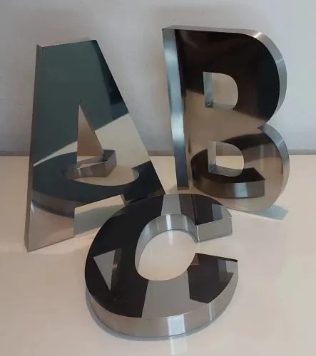 Letreiros e letras em acrílico, pvc expandido, inox polido e chapa galvanizada.
