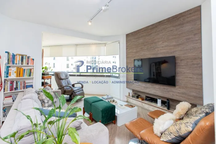 Moema ,125m2 3 dormitórios,1 suite ,2 vagas fixas.
