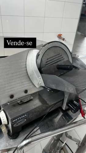Cortador de Frios Profissional Semi-Automático da marca Metvisa