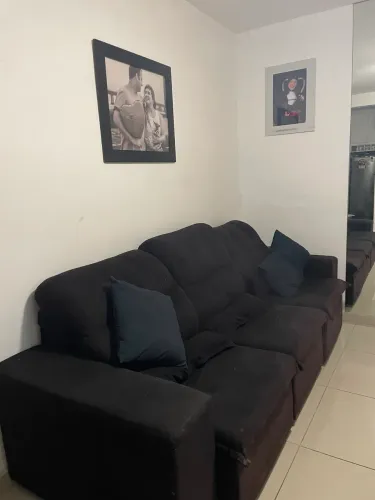 Sofá preto retrátil e reclinável 3 lugares
