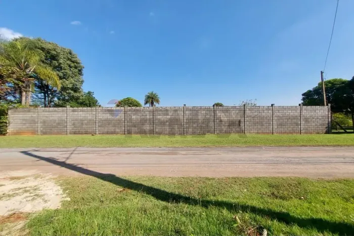 "Terreno Ideal: 1500 m² na Tranquila Cosmópolis"