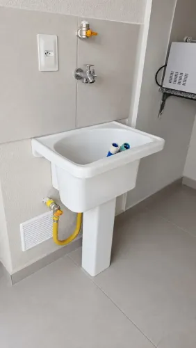 Tanque branco de louça com coluna