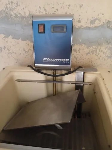 Máquina de picolés Finamac com 6 formas 22 furos + extrator de palitos 