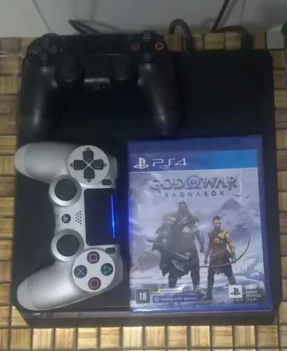 Playstation 4 Slim 2 controles + 1 jogo Gow Ragnarok lacrado