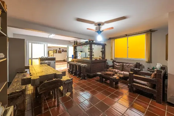Jogo de bar, mesa de jantar, poltronas e mesa de centro em imbuia maciça