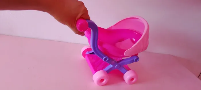 Carrinho de bebê brinquedo. 23cm alt x 27 comp x 17,5 larg