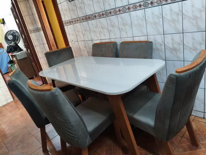 Mesa linda 6 cadeiras acolchoadas , semi nova 2 meses de uso