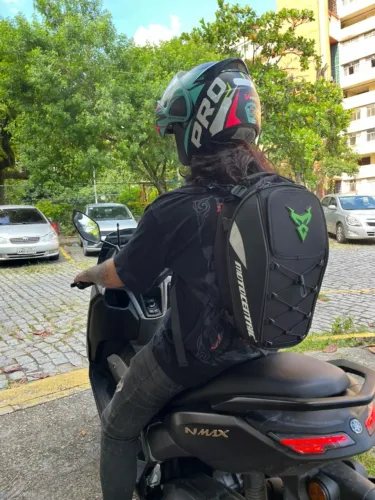 Mochila MotoCentric Expansível 37L - Cabe Capacete - Impermeável + Capa de Chuva