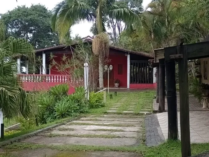 Linda Chácara completa com área de 3000 m2 em área verde com muita natureza