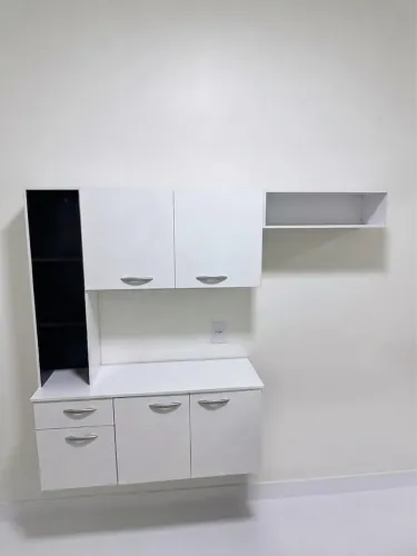 ARMÁRIO DE COZINHA: Aéreo Suspenso / Modulado Branco e Preto