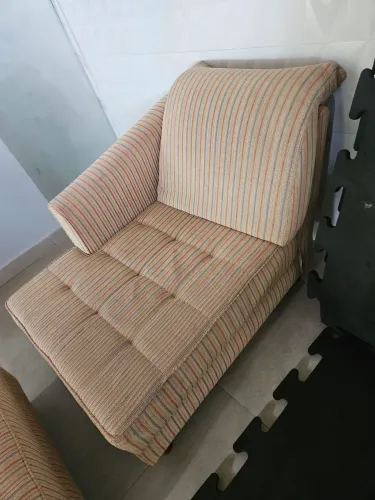 Sofá chaise longue, ótima estrutura. Espuma de qualidade.