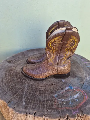 Bota couro jacaré 39