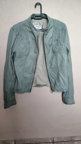 Jaqueta de couro John john Tam M ( item com avaria )