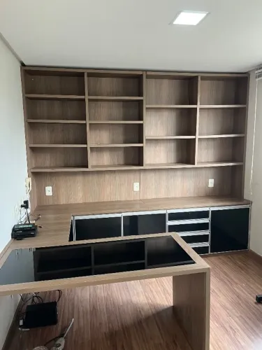 Escritório planejado super completo e pouco utilizado. Imperdível 