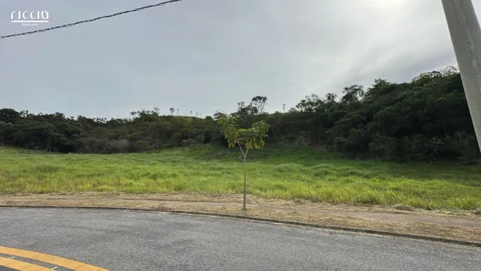 Terreno à venda no Recanto da Baronesa em SJC com 746m²