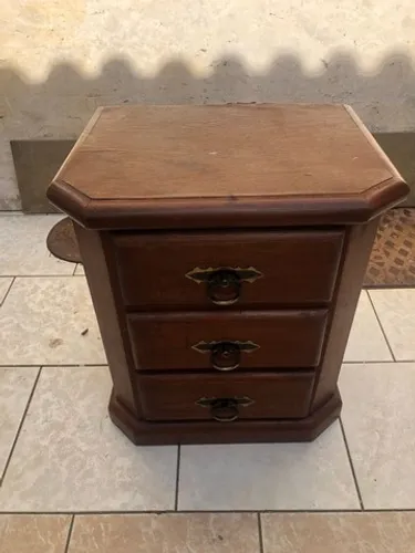 Mesa De Cabeceira Com 3 Gavetas em Cedro