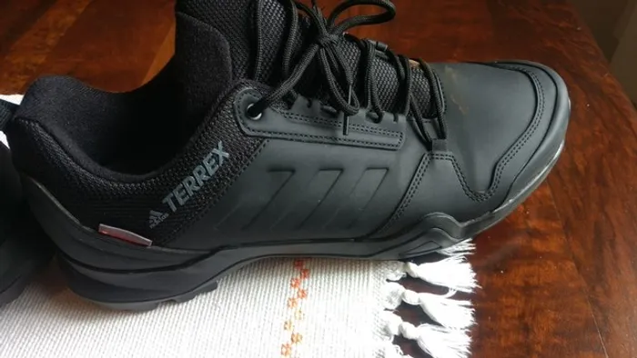 Tênis Adidas terrex solado continental 43