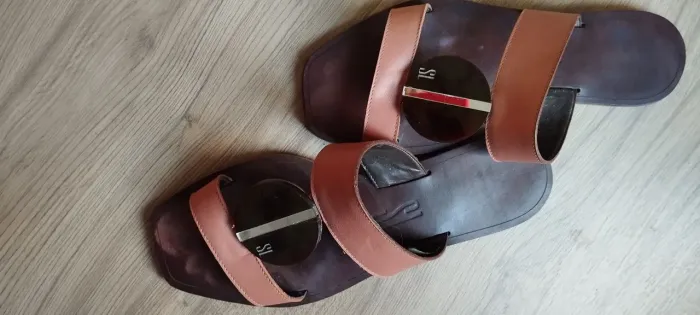 Rasteirinha de couro Santa Lolla usada uma única vez.