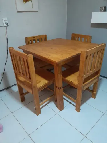 Mesa de jantar em madeira rústica de pinus 