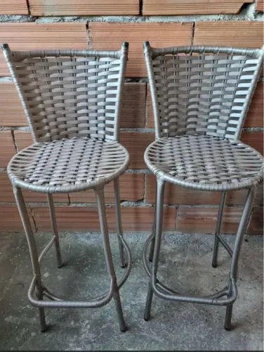 Banquetas em fibra sintética novas cada