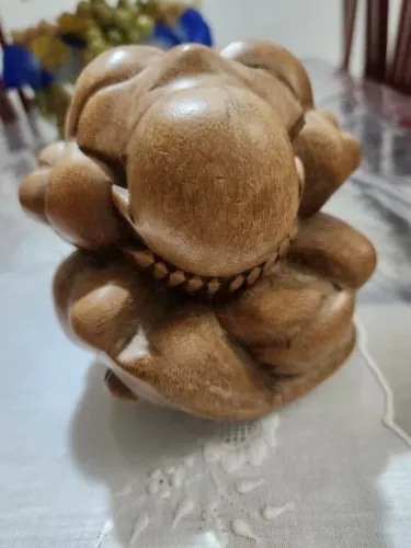 Decoração - Estátua de homem encolhido e chorando