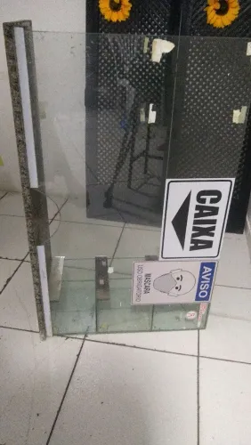 BALCÃO DE VIDRO P/ ATENDIMENTO C/ PEDRA DE GRANITO 