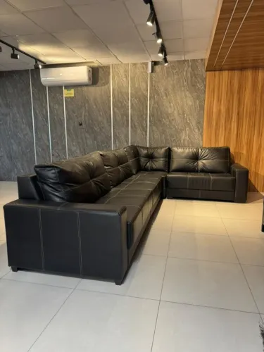 Sofá de couro preto