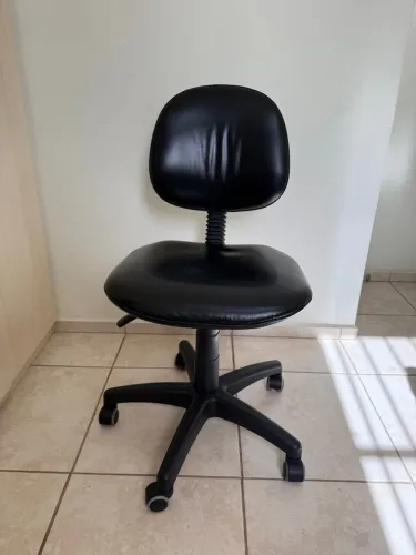 Cadeira de escritório de couro com regulagem de altura