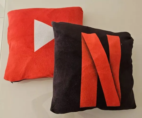2 capas de almofadas Decorativas Youtube e Netflix