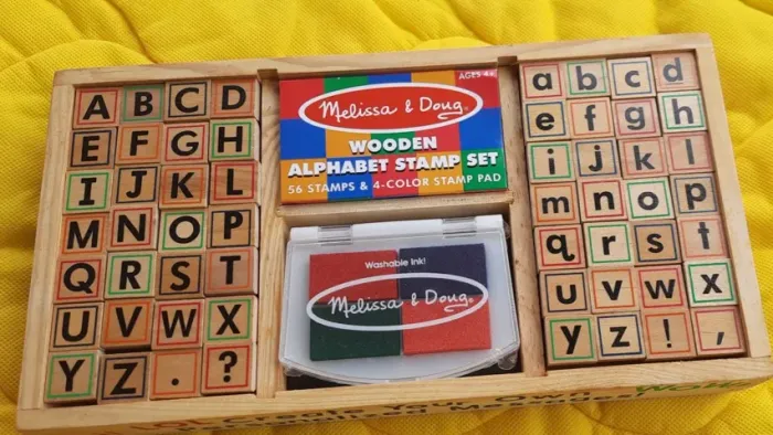 Melissa & Doug Wooden Alphabet Stamp Set, 56 crimps e 4 almofadas para tinta
